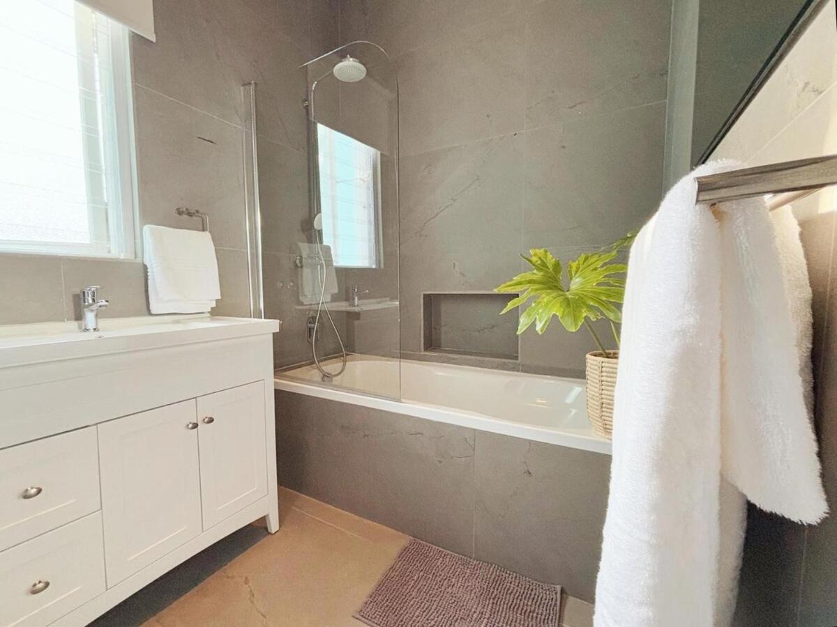 Starry Starry Night - Cape Town, 3-bedroom 2-bathroom Seaside House In Three Anchor Bay Cape Town