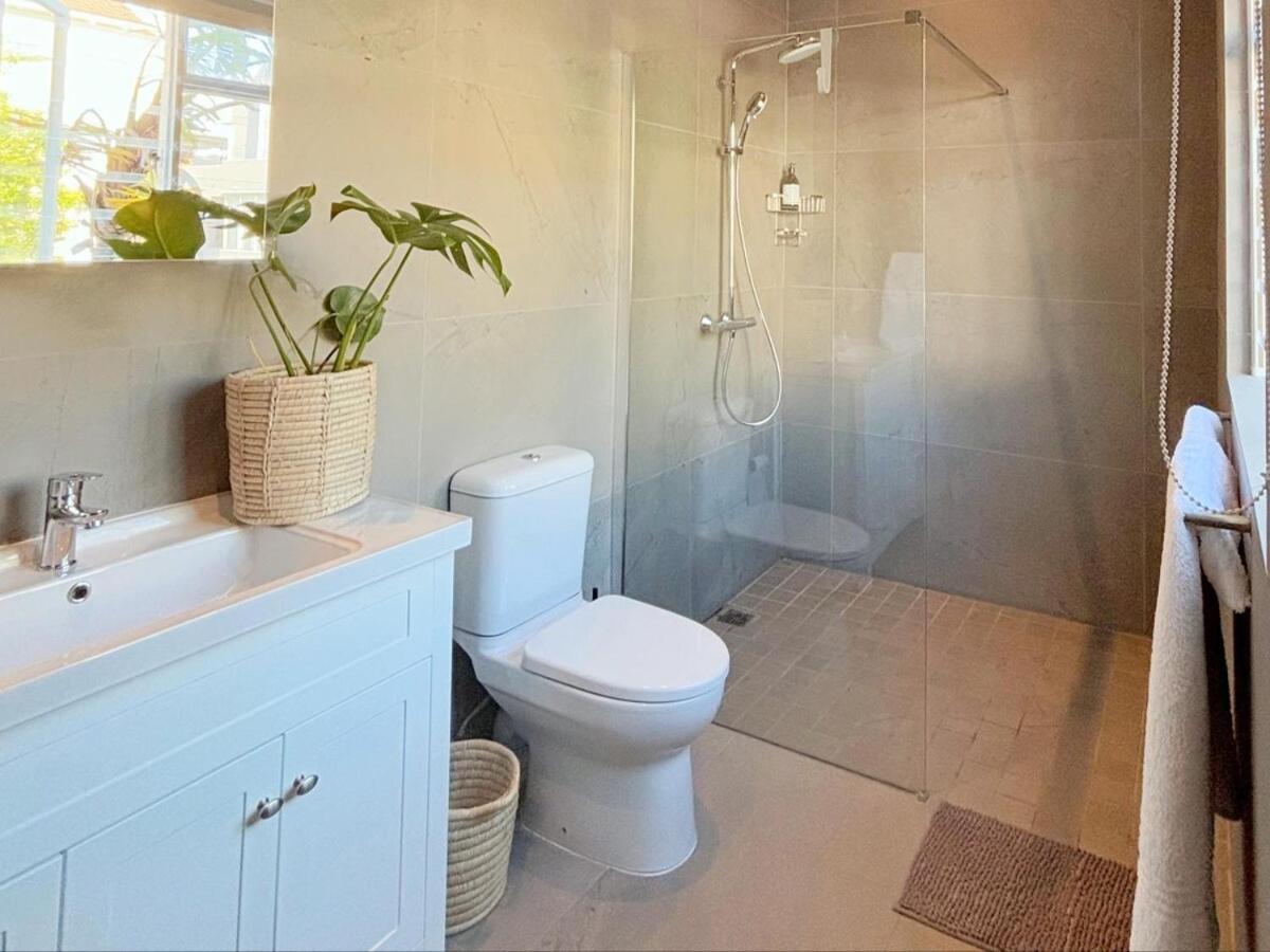 Starry Starry Night - Cape Town, 3-bedroom 2-bathroom Seaside House In Three Anchor Bay